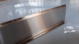 Фотография плинтус из нержавейки PKL Фотография Металлический плинтус PKL